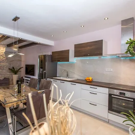Diamond Apartment *
